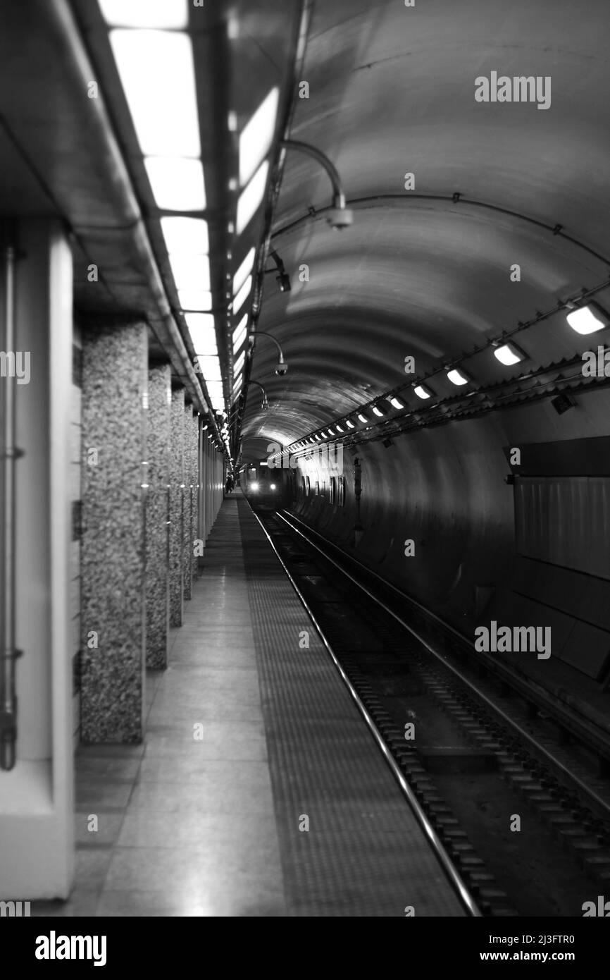 Vieux et abîmé Chicago CTA gare publique tunnel de métro profond souterrain en noir et blanc. Banque D'Images