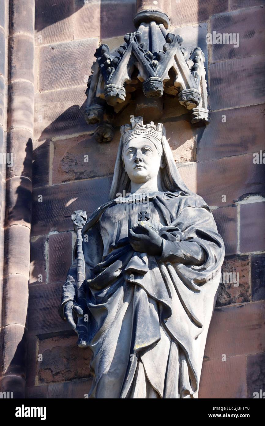 Statue de xx sur la façade ouest de la cathédrale de Lichfield, Staffordshire, Angleterre Banque D'Images