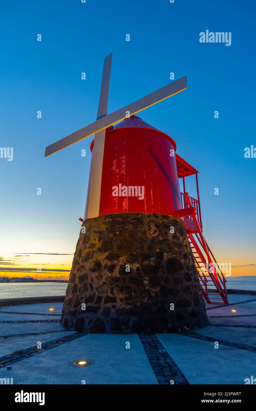 Moulin à vent en bois à Sao Roque do Pico aux Açores, Portugal. Banque D'Images