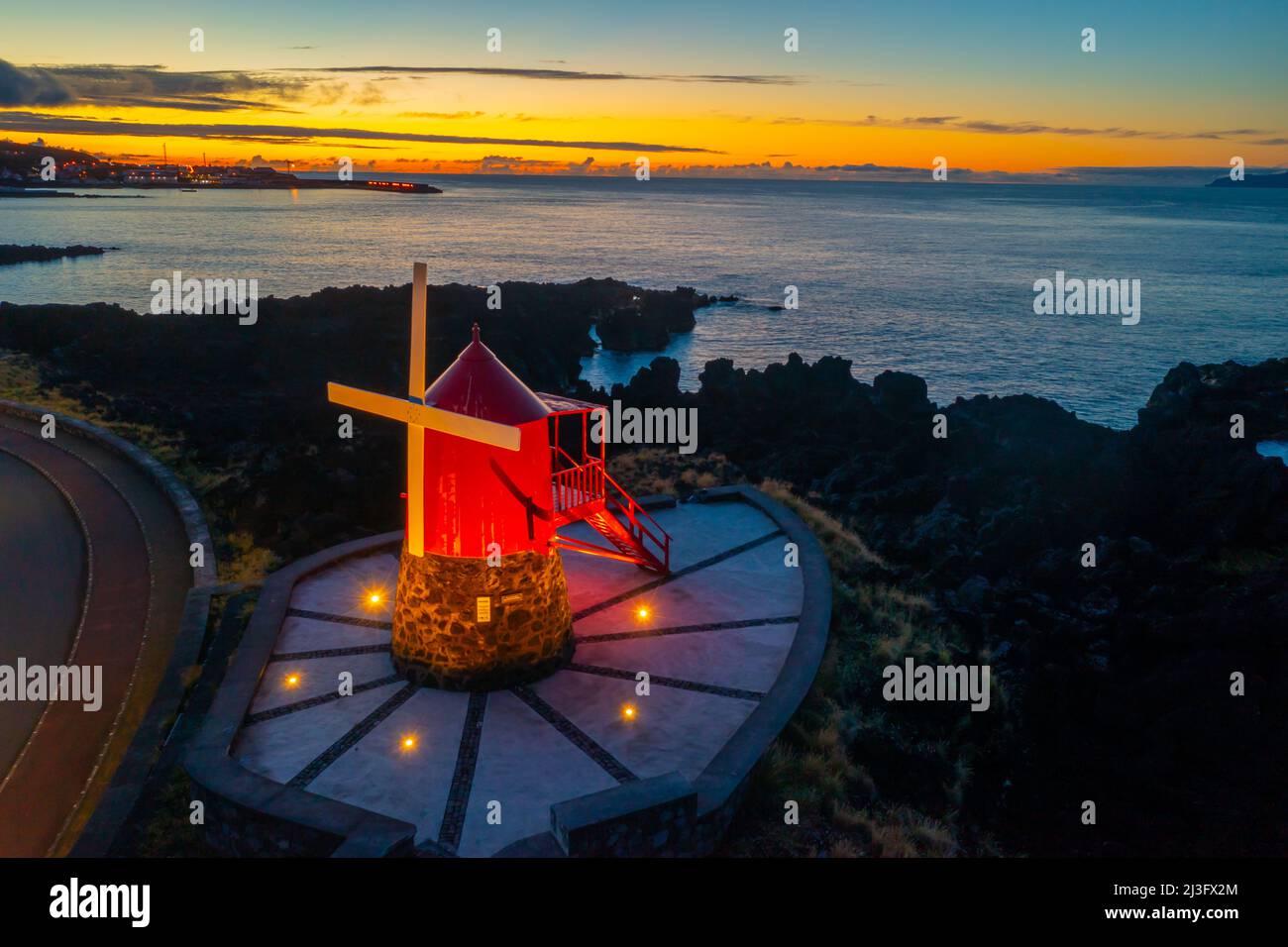 Moulin à vent en bois à Sao Roque do Pico aux Açores, Portugal. Banque D'Images