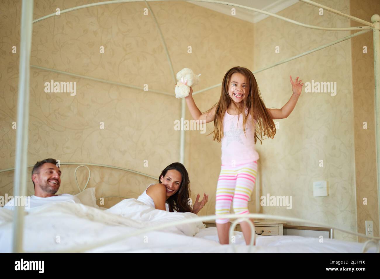 Liaison de famille.Photo d'une famille dans la chambre à la maison. Banque D'Images