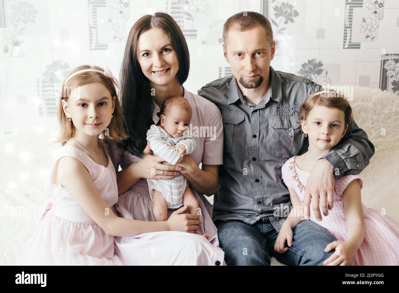 portrait d'une famille heureuse avec trois enfants. Banque D'Images