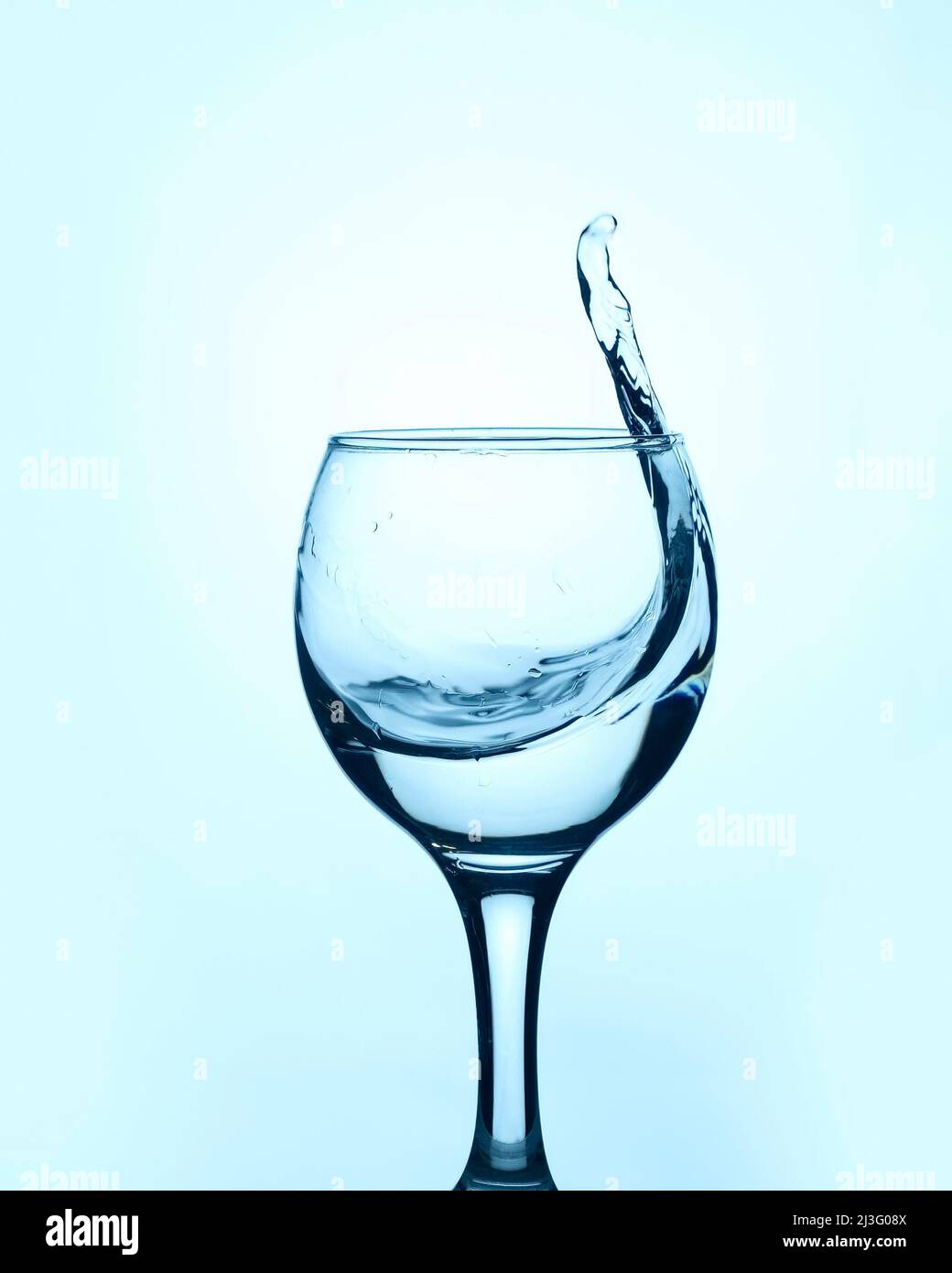 Eau claire dans un verre, délicieux ressort transparent avec une éclaboussure dans le verre Banque D'Images