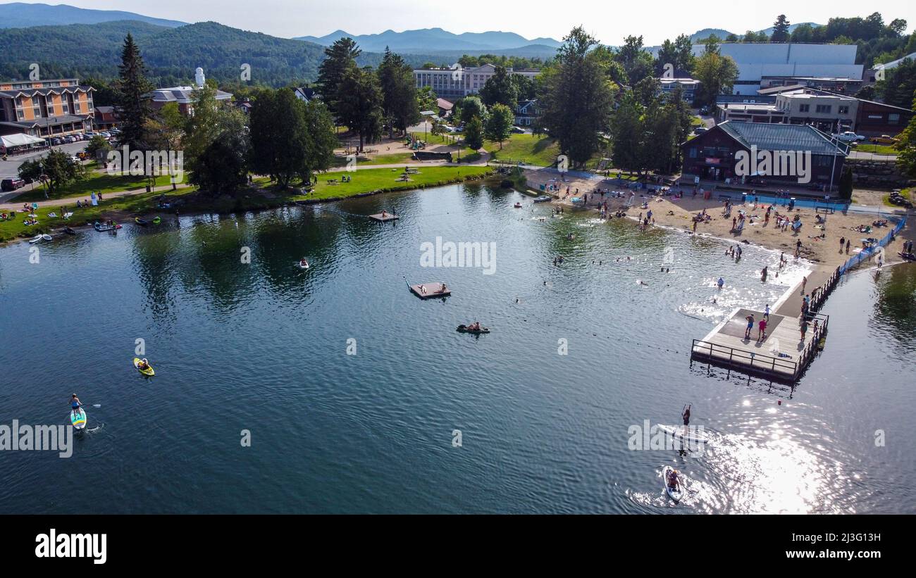 Plage publique de Mirror Lake, Lake Placid, New York Banque D'Images