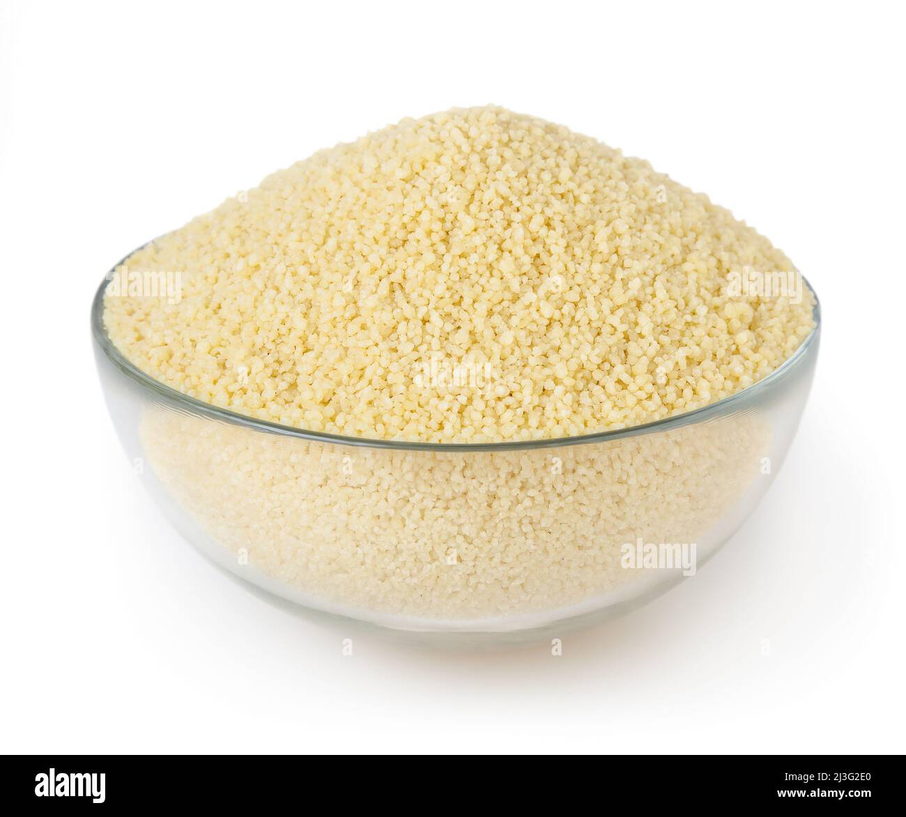 Couscous non cuits dans un bol en verre isolé sur fond blanc avec clipping path Banque D'Images