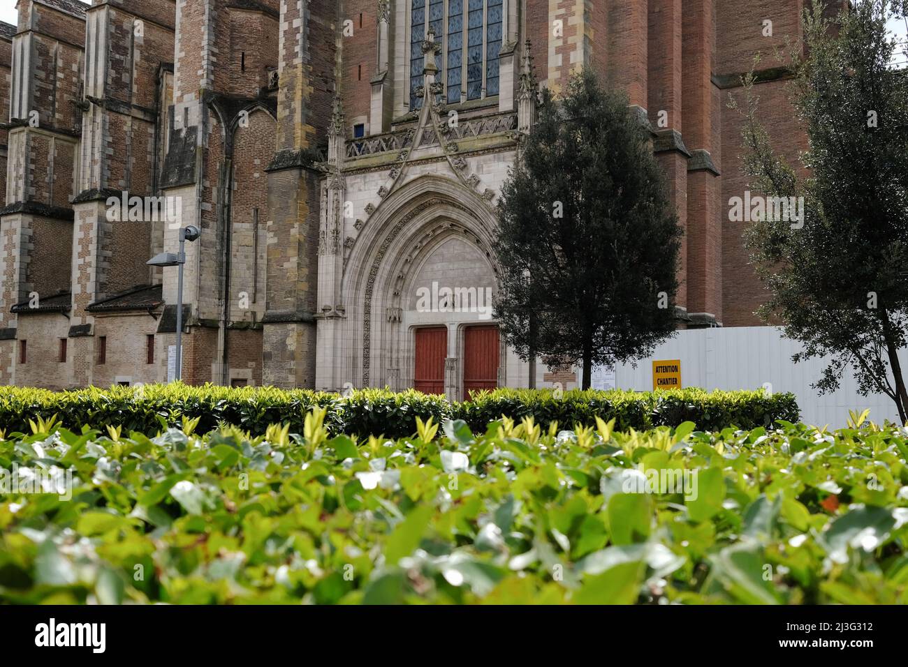 Un homme est tombé dans la cathédrale Saint-Etienne de Toulouse, au sud de la France ce vendredi matin, le 8 avril 2022, pendant une messe. Alors qu'une trentaine de personnes se trouvaient dans le bâtiment, l'intrus a laissé tomber deux paquets devant l'autel avant de s'enfuir. L'une des colis contenait un dispositif explosif fait maison contenant de l'acide. L'homme s'est finalement enfui, il a essayé d'intervenir, il n'a pas été blessé. Le ministère de l'intérieur indique que l'objet déposé par l'individu ressemblait à un "dispositif explosif improvisé, a priori sans dispositif de tir". Le paquet, qui a mesuré entre Banque D'Images