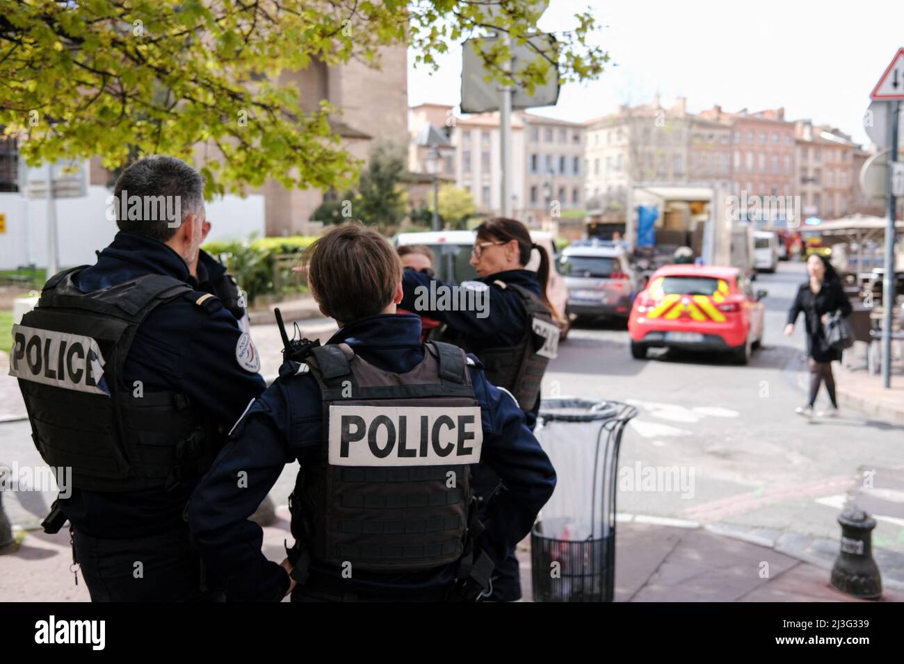 Un homme est tombé dans la cathédrale Saint-Etienne de Toulouse, au sud de la France ce vendredi matin, le 8 avril 2022, pendant une messe. Alors qu'une trentaine de personnes se trouvaient dans le bâtiment, l'intrus a laissé tomber deux paquets devant l'autel avant de s'enfuir. L'une des colis contenait un dispositif explosif fait maison contenant de l'acide. L'homme s'est finalement enfui, il a essayé d'intervenir, il n'a pas été blessé. Le ministère de l'intérieur indique que l'objet déposé par l'individu ressemblait à un "dispositif explosif improvisé, a priori sans dispositif de tir". Le paquet, qui a mesuré entre Banque D'Images