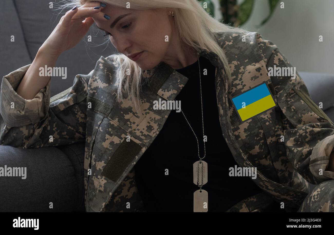 triste militaire ukrainienne femme en uniforme Banque D'Images