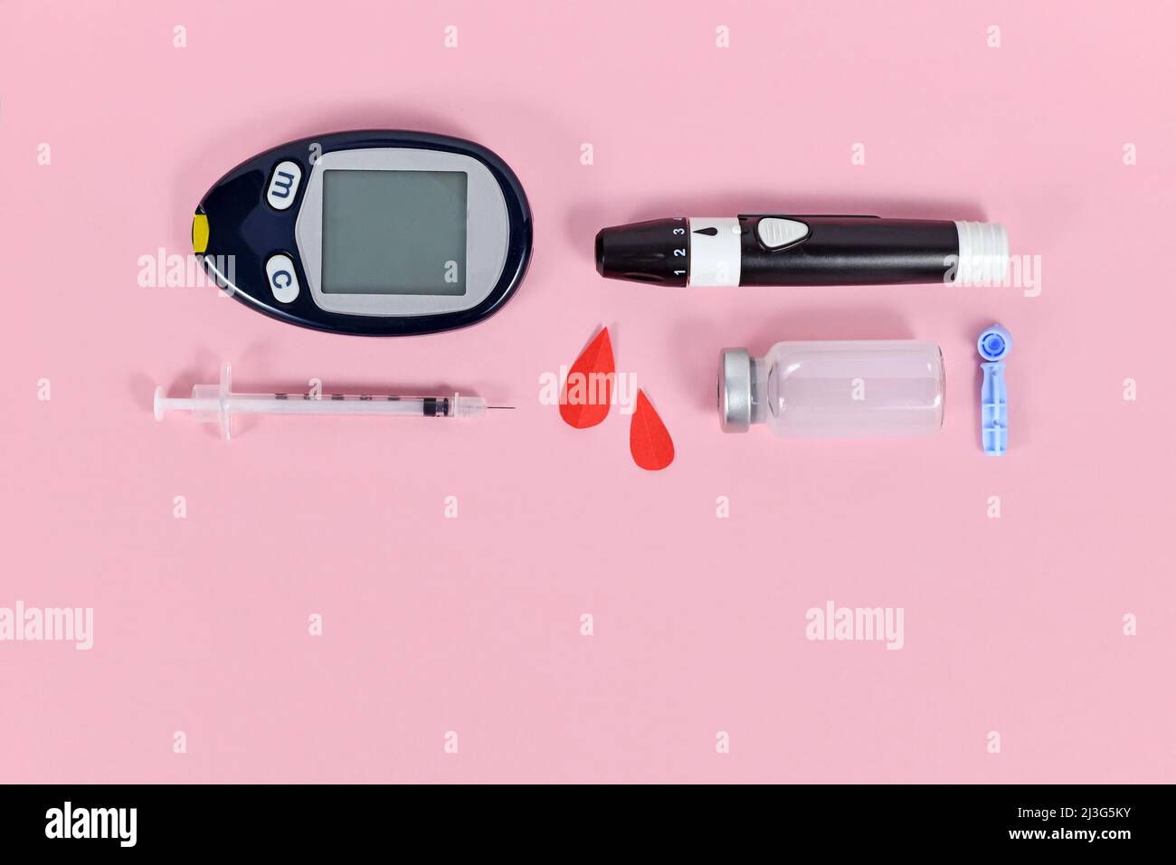 Équipement de traitement du diabète avec glucomètre, lancettes, flacon d'insuline et seringues Banque D'Images