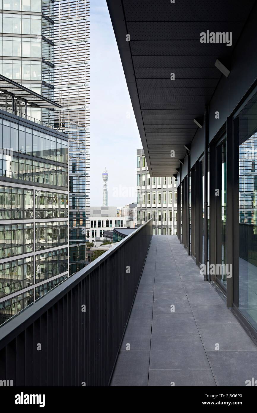 Façade du dernier étage en contexte. 66 Shoe Lane, Londres, Royaume-Uni. Architecte: Stiff + Trevillion Architects, 2020. Banque D'Images