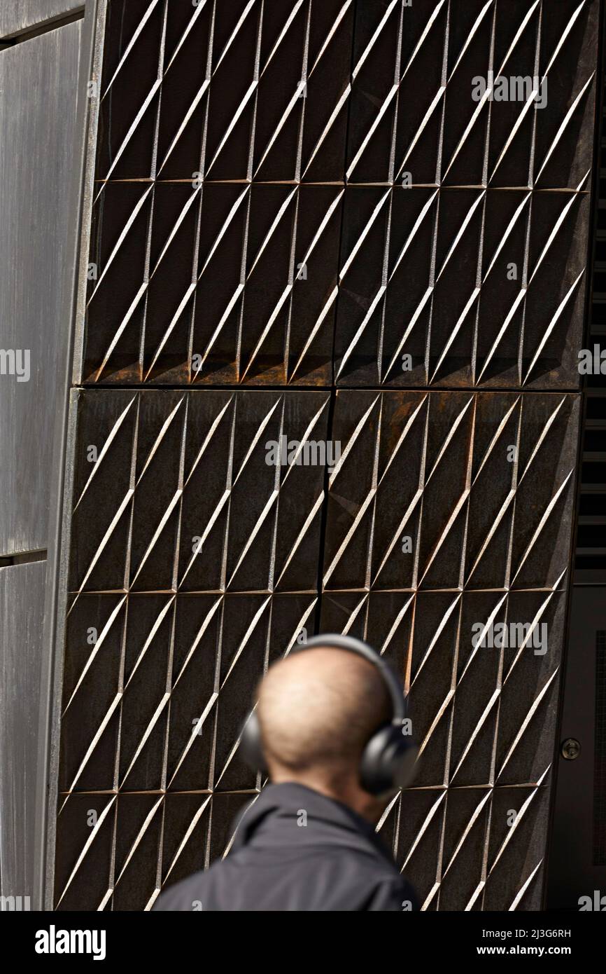 Passages : figure mobile devant la façade en fonte. 66 Shoe Lane, Londres, Royaume-Uni. Architecte: Stiff + Trevillion Architects, 2020. Banque D'Images