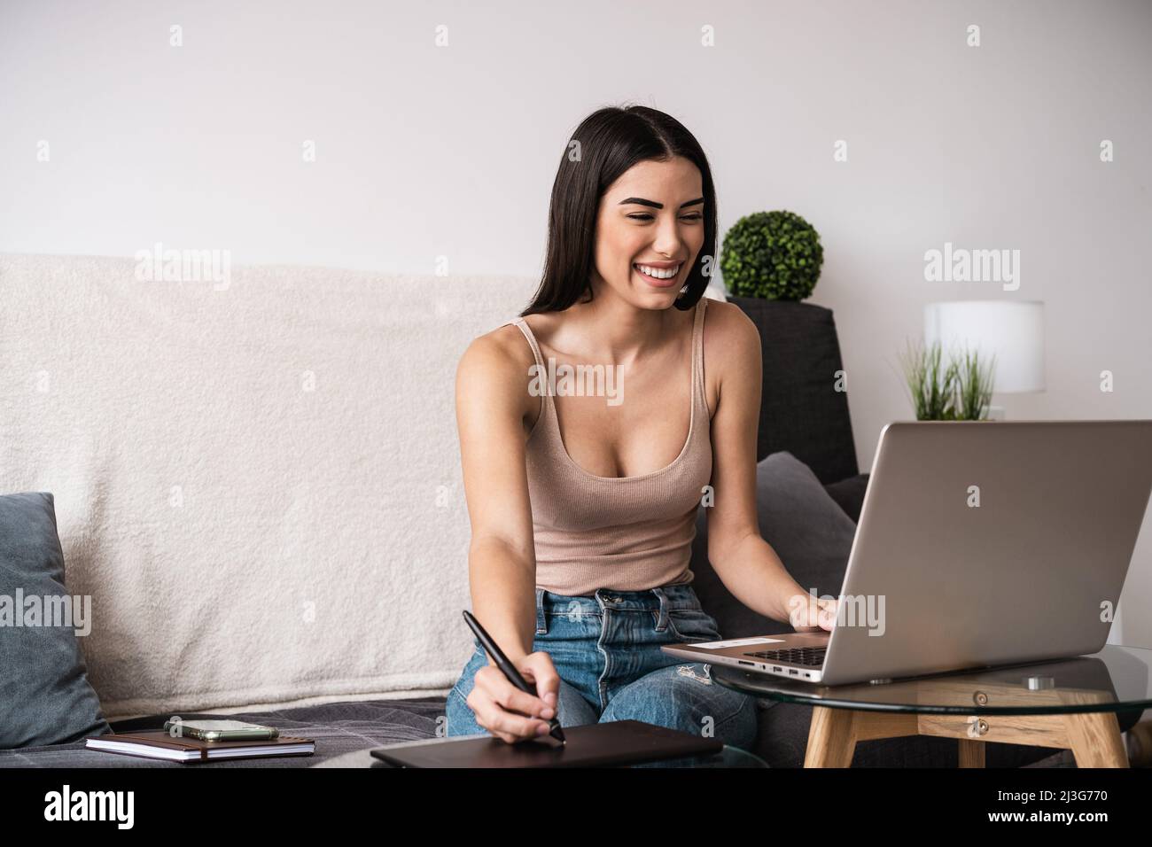 Jeune femme travaillant sur un ordinateur portable à domicile - concept de travail professionnel et intelligent Banque D'Images