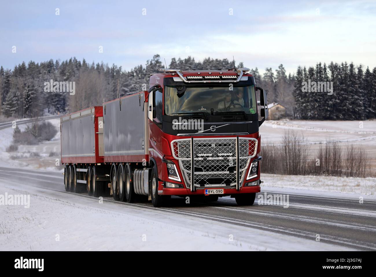 Le camion de transport de grain Red Volvo FH16 750 de K Halonen transporte une charge sur l'autoroute 52 pendant un jour d'hiver. Salo, Finlande. 27 décembre 2021. Banque D'Images