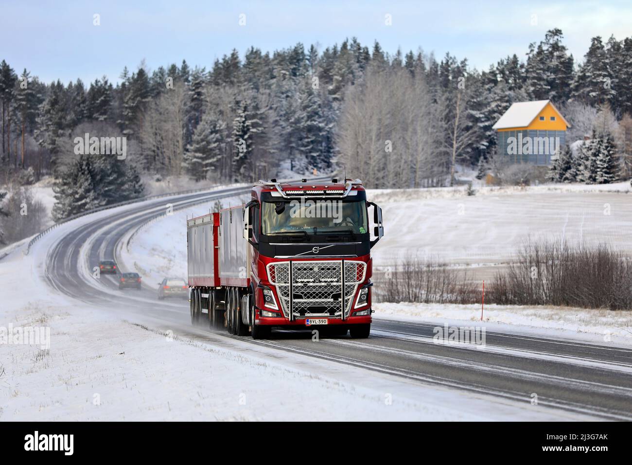 Le camion de transport de grain Red Volvo FH16 750 de K Halonen transporte une charge sur l'autoroute 52 pendant un jour d'hiver. Salo, Finlande. 27 décembre 2021. Banque D'Images