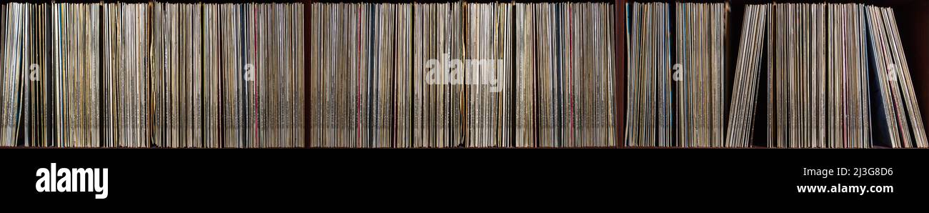 tablette avec beaucoup de vieux disques en vinyle Banque D'Images