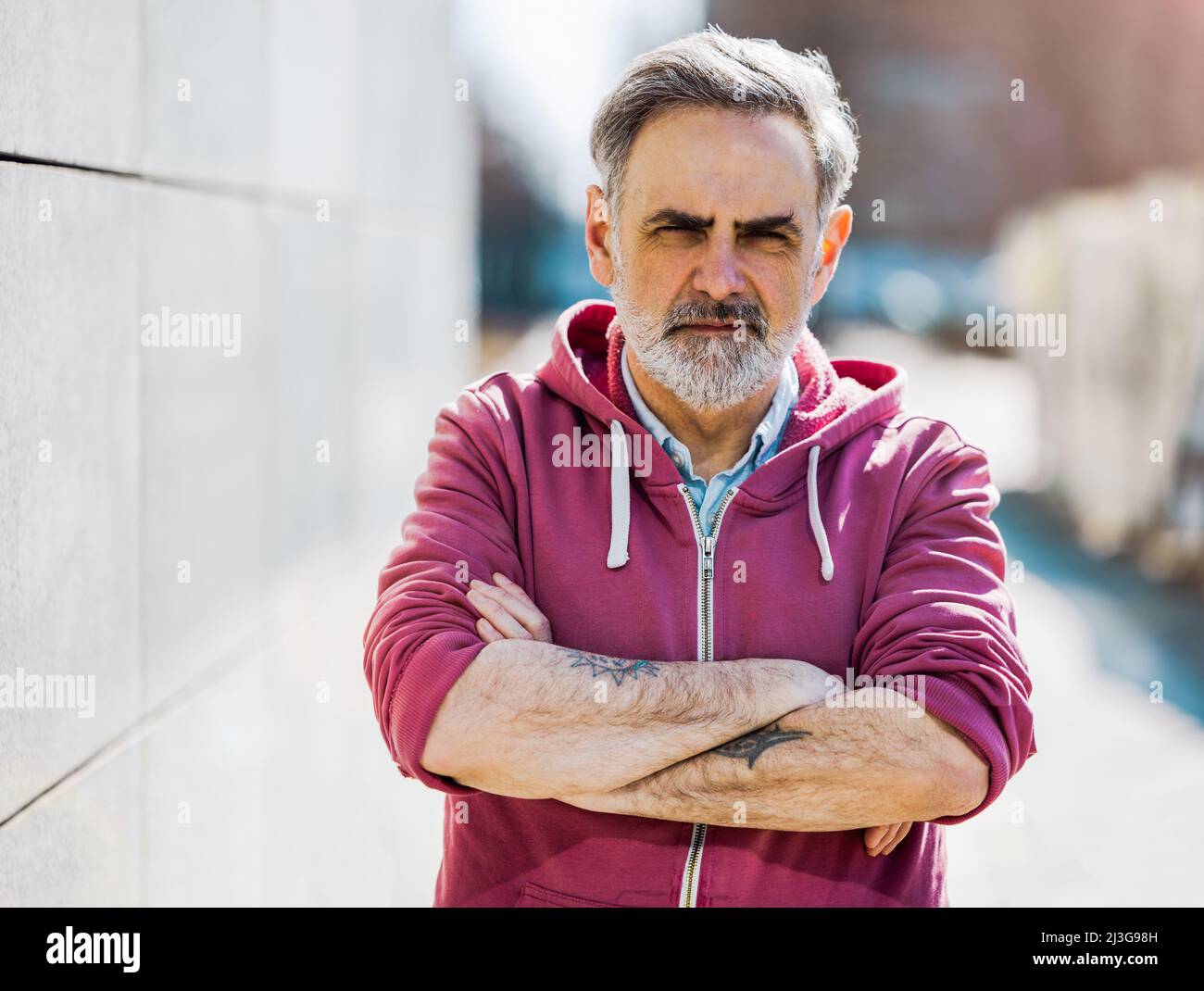 Homme mature en plein air dans la ville Banque D'Images