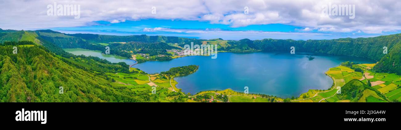 Vue aérienne de Lagoa Verde et Lagoa Azul sur l'île de Sao Miguel, Portugal. Banque D'Images