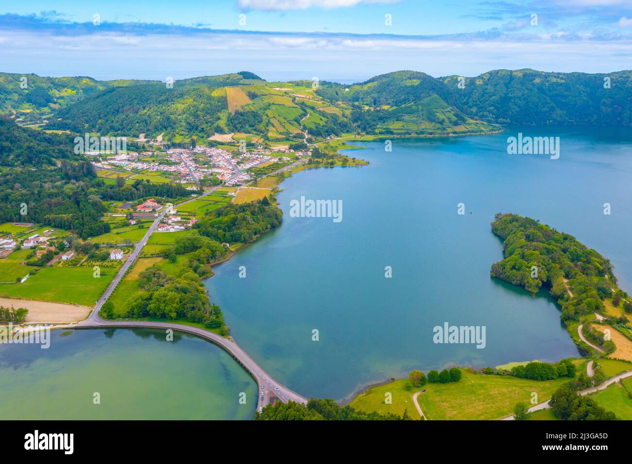 Vue aérienne de Lagoa Verde et Lagoa Azul sur l'île de Sao Miguel, Portugal. Banque D'Images