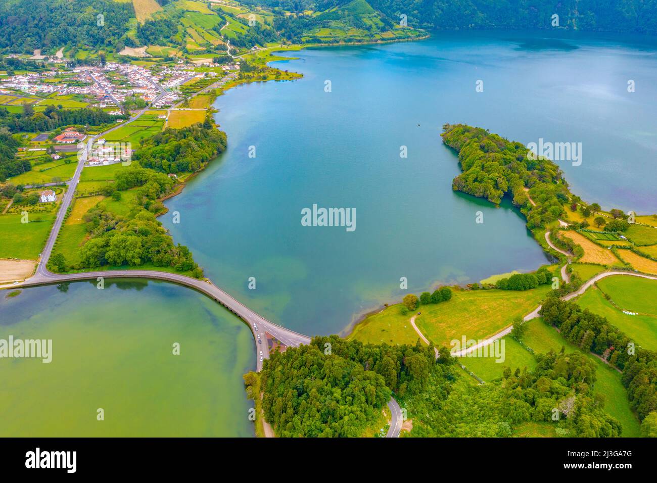 Vue aérienne de Lagoa Verde et Lagoa Azul sur l'île de Sao Miguel, Portugal. Banque D'Images