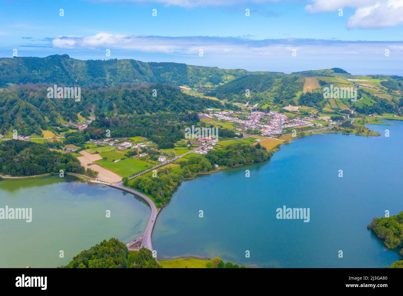 Vue aérienne de Lagoa Verde et Lagoa Azul sur l'île de Sao Miguel, Portugal. Banque D'Images