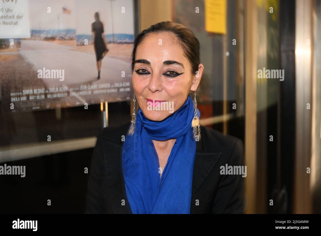 Munich, Allemagne. 06th avril 2022. L'artiste et cinéaste Shirin Neshat se présente à l'avant-première du film « Land of Dreams » à City Kino Munich dans le cadre de « Kino der Kunst ». Le film a été présenté en première au Festival du film de Venise en 2021 et devrait sortir en Allemagne en novembre 2022. Credit: Felix Hörhager/dpa/Alay Live News Banque D'Images