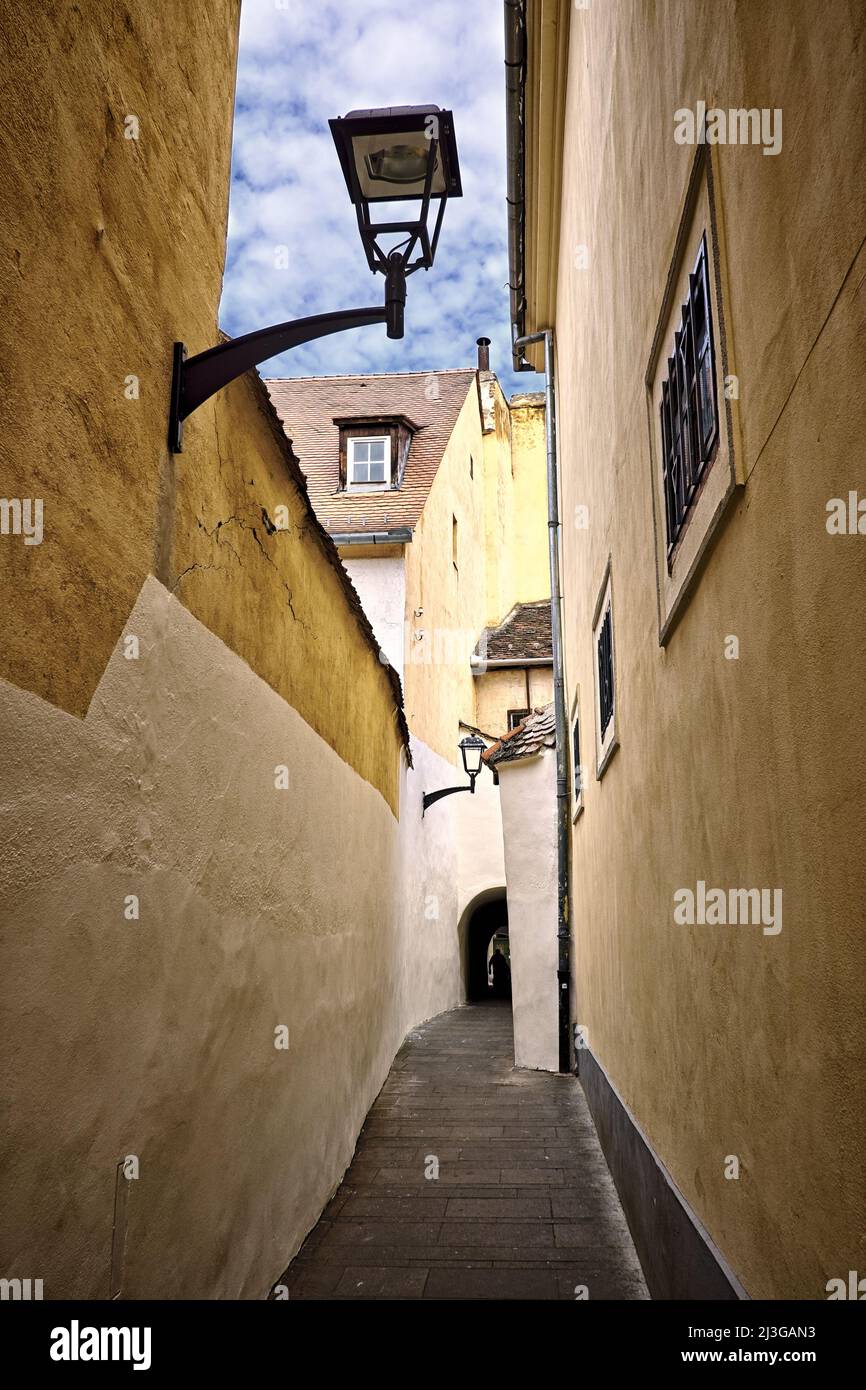 Chemin étroit dans la vieille ville de Sibiu, Roumanie Banque D'Images