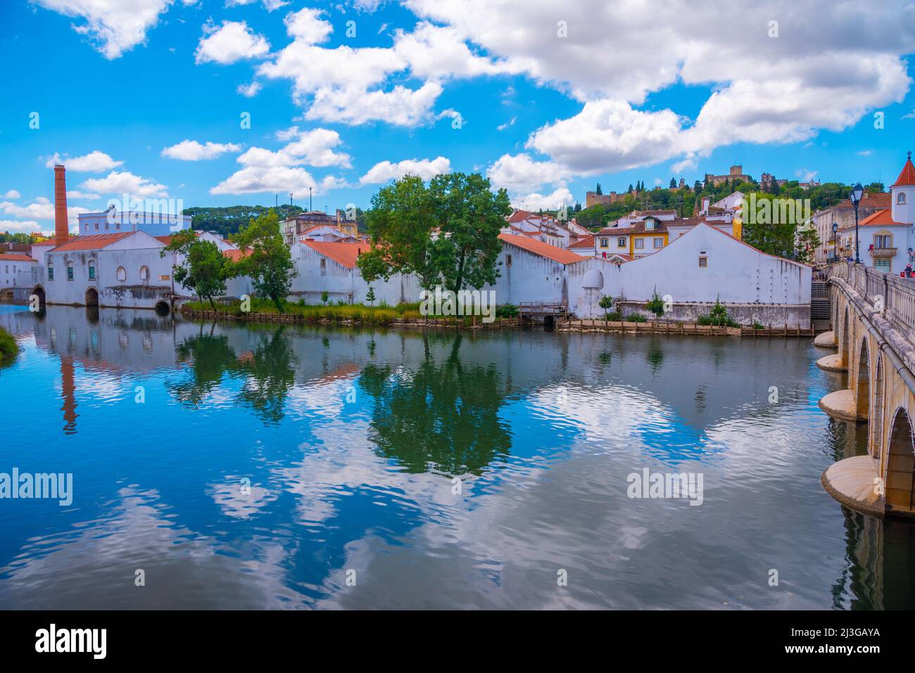 Pont menant à la vieille ville de Tomar au Portugal. Banque D'Images