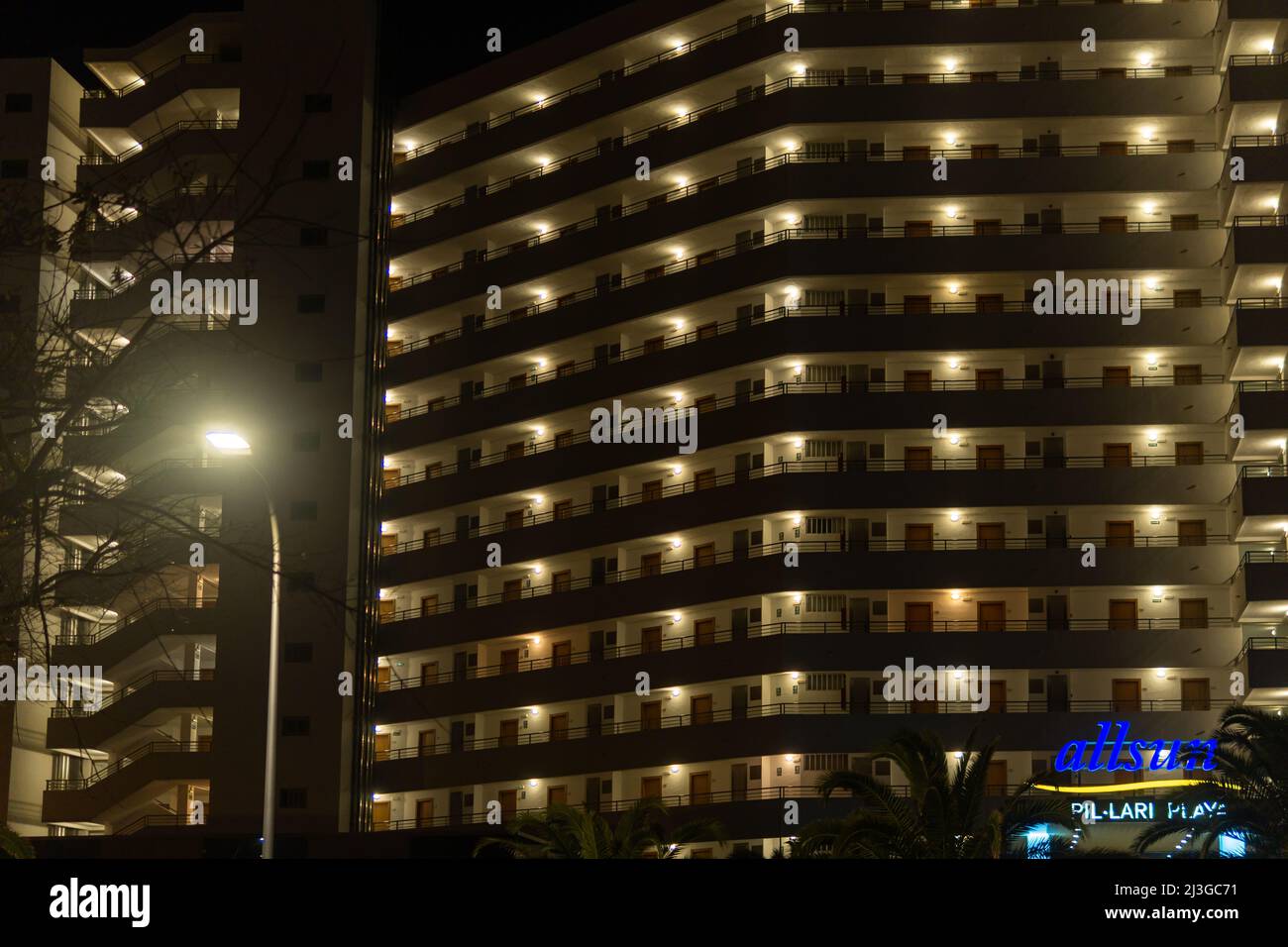 Playa de Palma, Espagne; mars 14 2022: Façade principale de l'hôtel Pilari Playa, qui fait partie du groupe Allsun Hotels, la nuit. Playa de Palma, île de Mall Banque D'Images