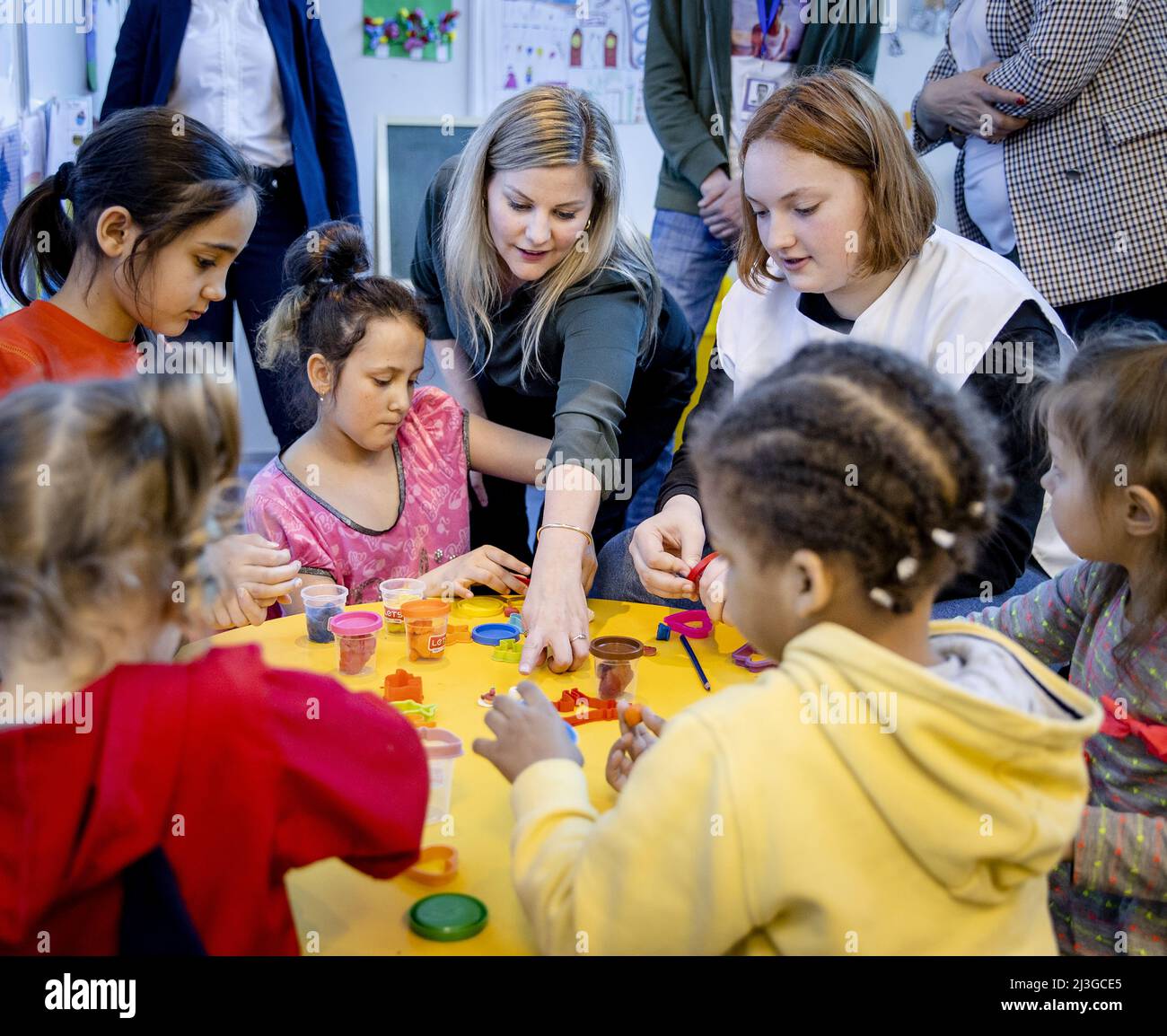 2022-04-08 14:25:52 CHISINAU - Ministre liesje Schreineremacher pour le commerce extérieur et la coopération au développement avec les enfants ukrainiens dans le centre de réception de Moldexpo lors d'une visite de travail en Moldavie. MoldExpo, un centre de congrès situé à la périphérie de la capitale, a été créé pour accueillir temporairement des réfugiés au début de la guerre en Ukraine. ANP SEM VAN DER WAL pays-bas sortie - belgique sortie Banque D'Images