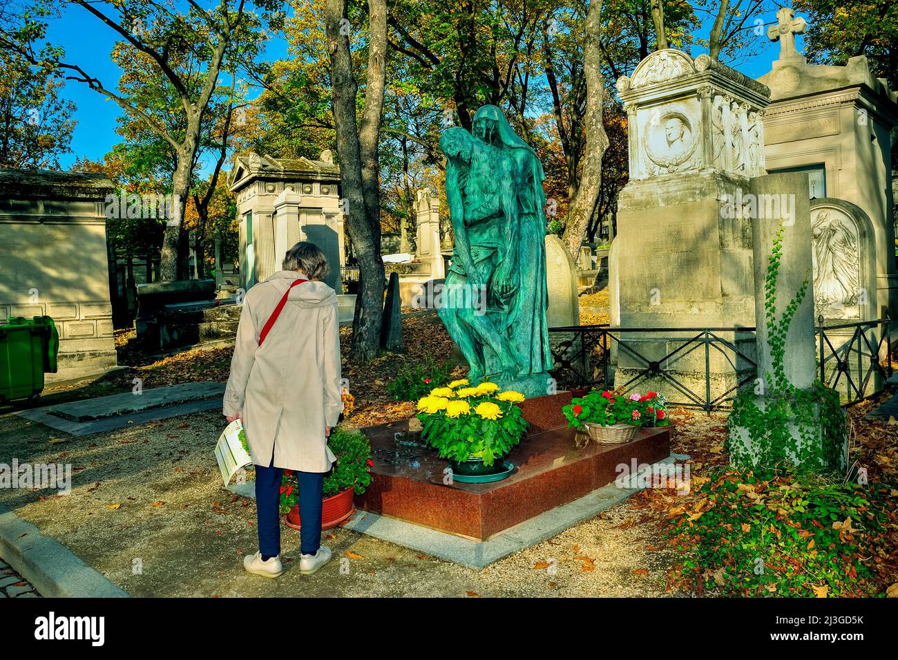 Paris, France - Femme visitant Tombeau, cimetière du Père Lachaise, Monument aux Juifs déportés du Drancy pendant la Seconde Guerre mondiale, juifs de l'holocauste pendant la seconde guerre mondiale Banque D'Images