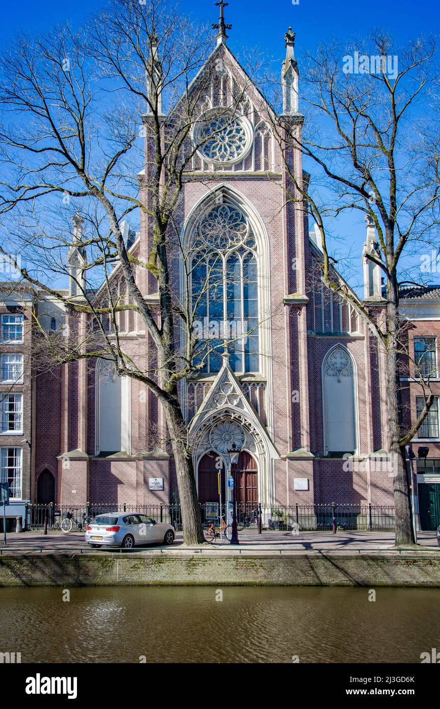 AMSTERDAM, PAYS-BAS. 19 MARS 2022. Belle vue de la ville depuis le chanel. Église de style ghotique traditionnel Banque D'Images