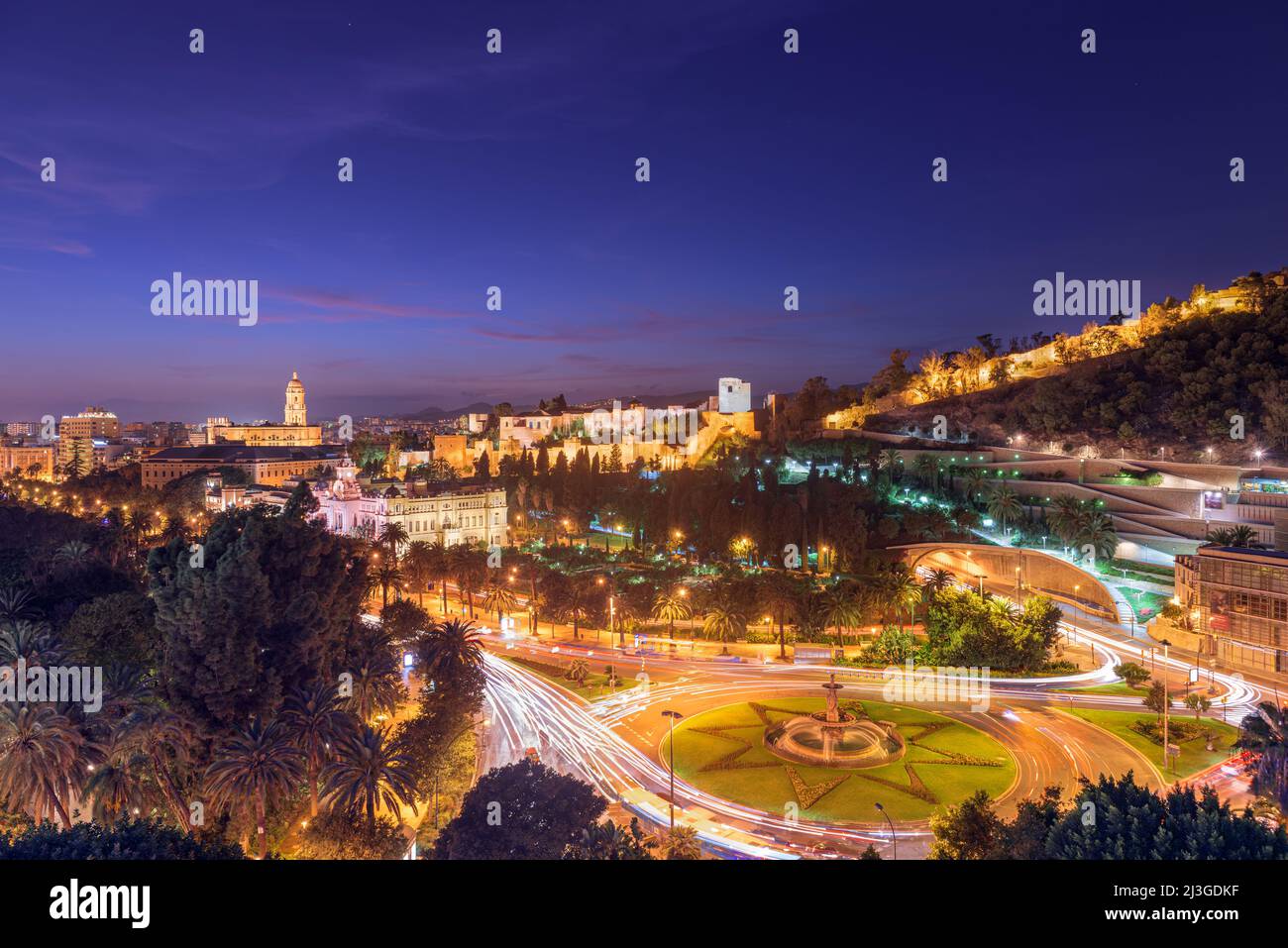 Malaga, Espagne paysage urbain la nuit. Banque D'Images