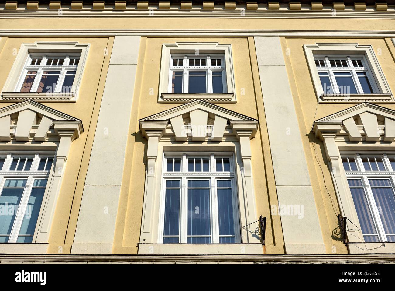 fenêtres sur la façade du palais à Sibiu, Roumanie Banque D'Images