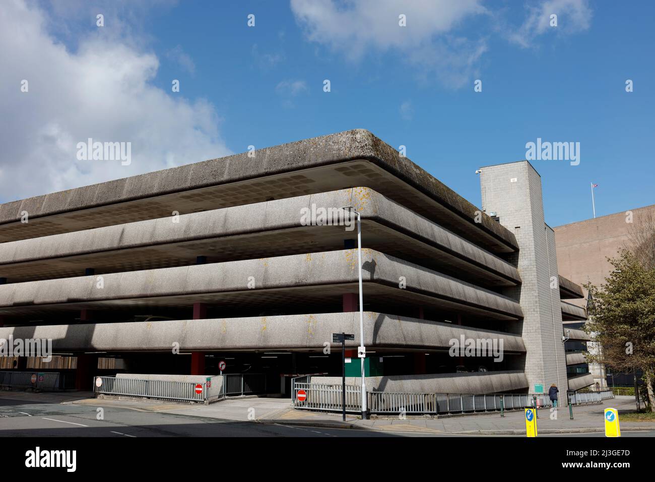 Le brutalisme d'après-guerre est un style architectural créateur de divisions développé au Royaume-Uni qui met l'accent sur les matériaux et les textures pour créer un sens de Banque D'Images