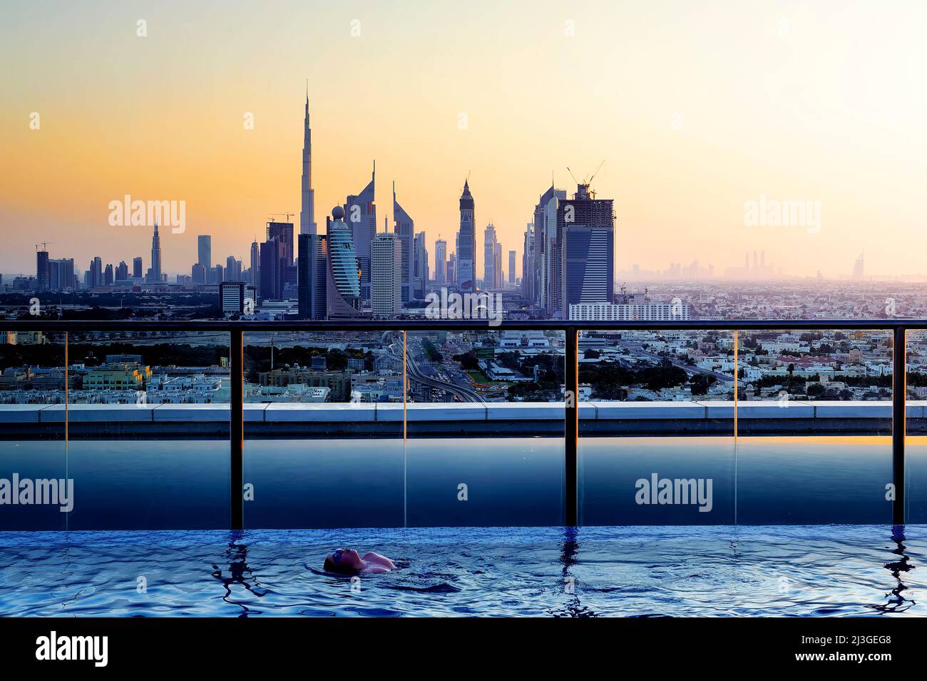 Dubaï. EAU. Vue sur la ville au coucher du soleil depuis la piscine située sur le toit Banque D'Images