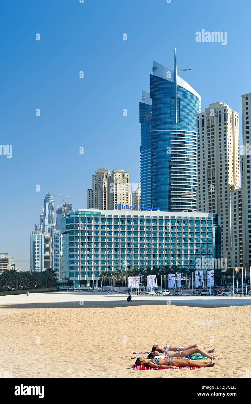 Dubaï. EAU. Bains de soleil à Dubai Marina Banque D'Images