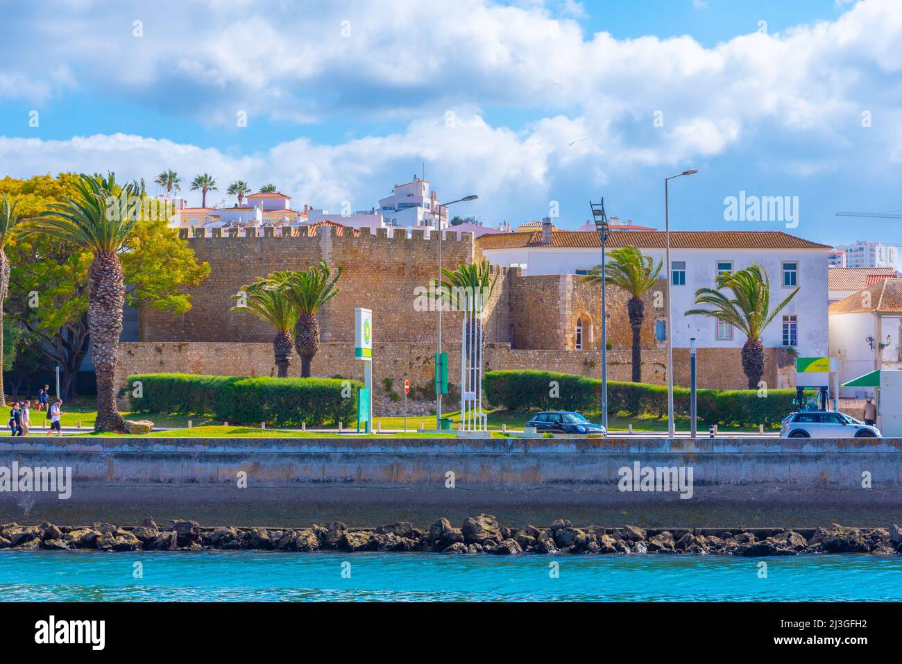 Vue sur un château dans la ville portugaise de Lagos. Banque D'Images