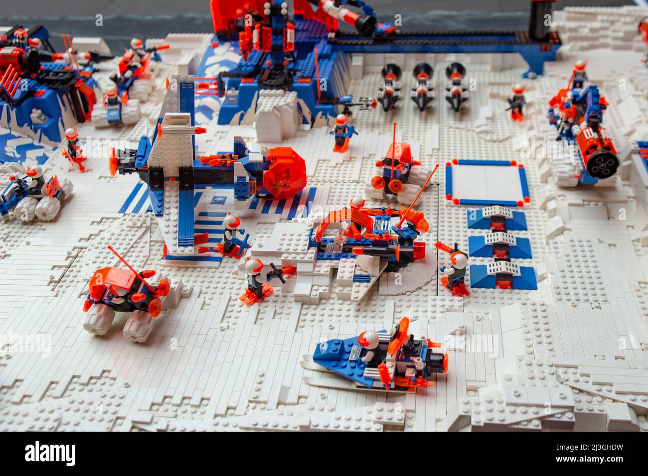 scène de bataille spatiale des jouets lego sur une table, sur l'exposition lego Banque D'Images