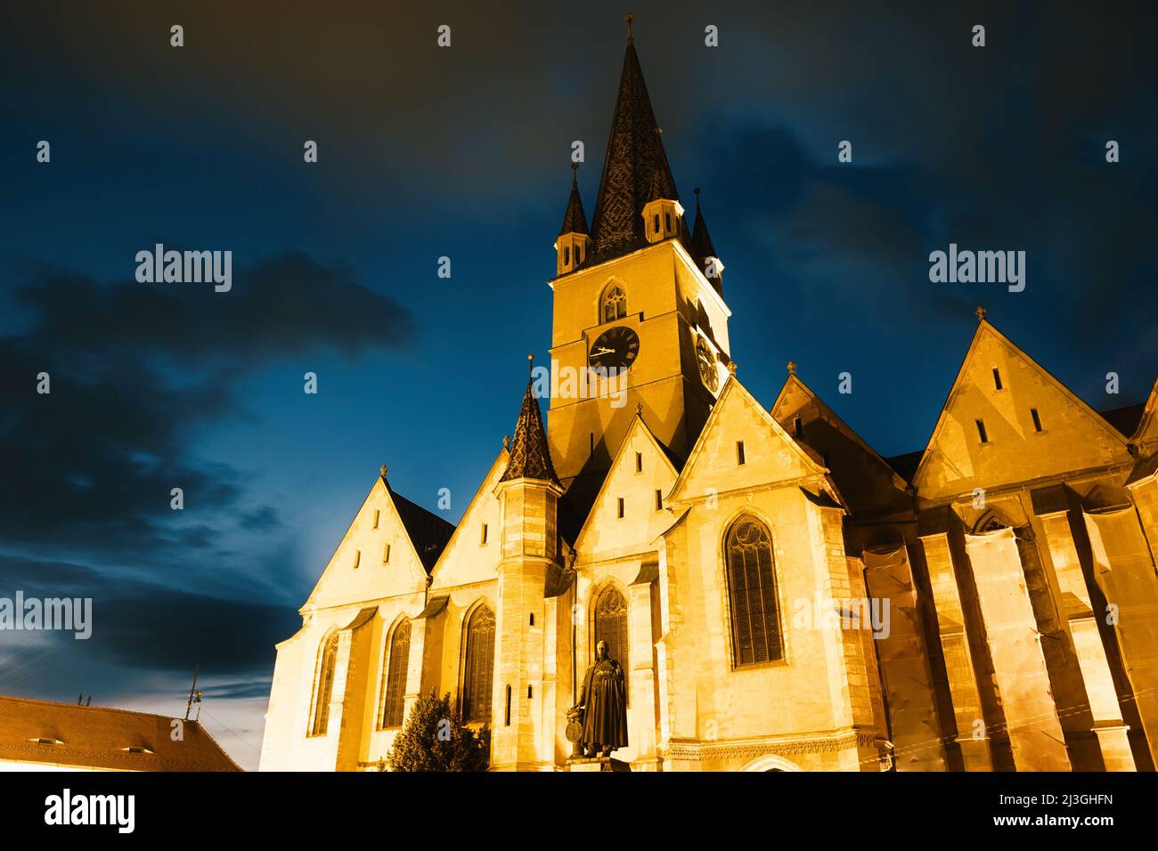 Cathédrale luthérienne médiévale de Sibiu Saint Mary au crépuscule, Roumanie Banque D'Images