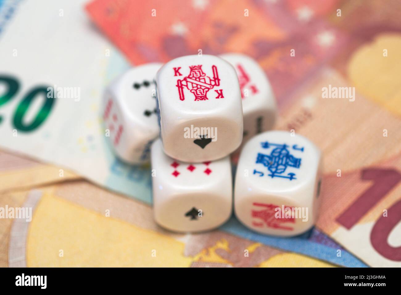 dés de poker et billets en euros Banque D'Images