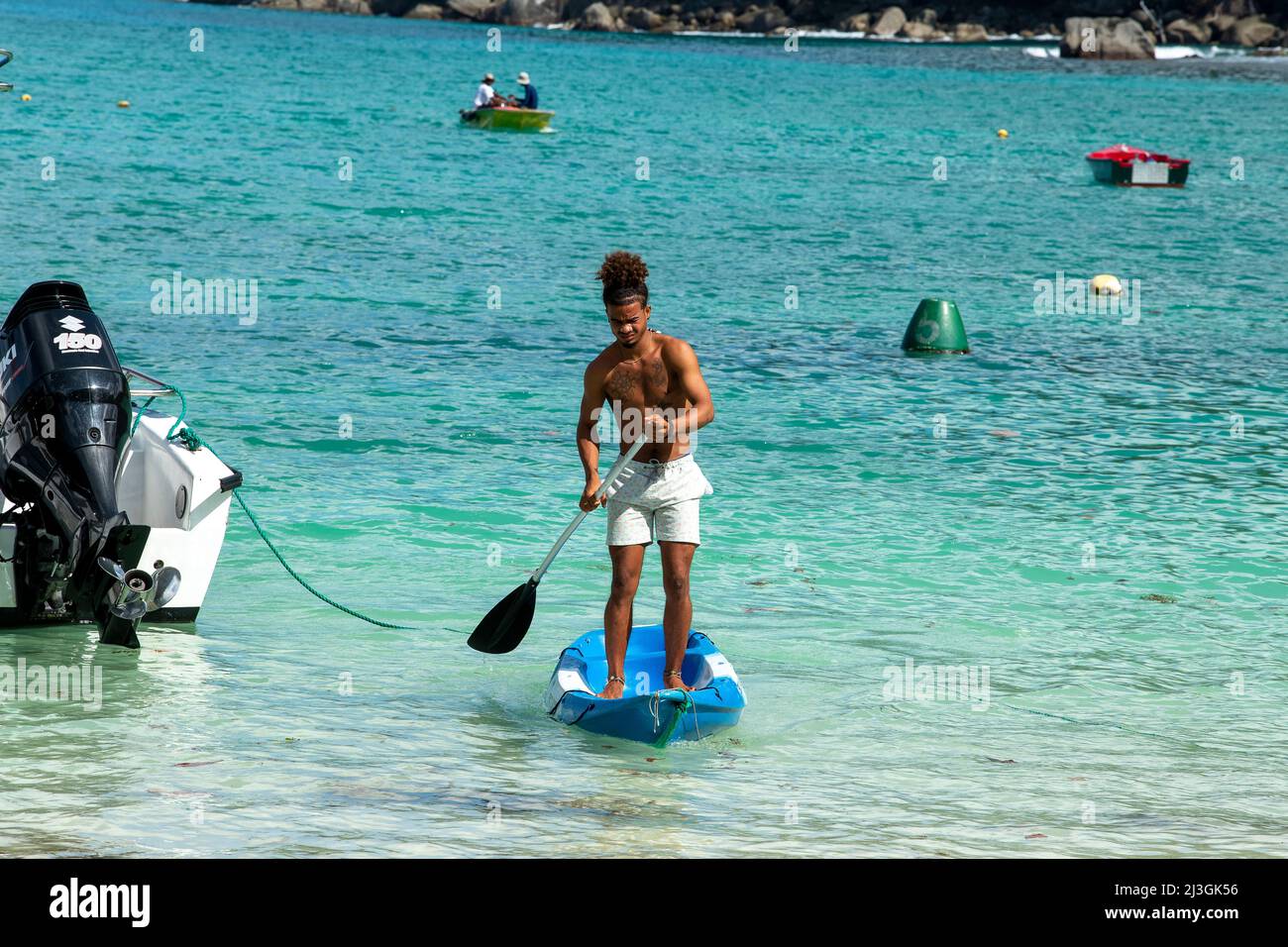 Les hommes des Seychelles sur la plage de Port Launay Mahé Seychelles Banque D'Images