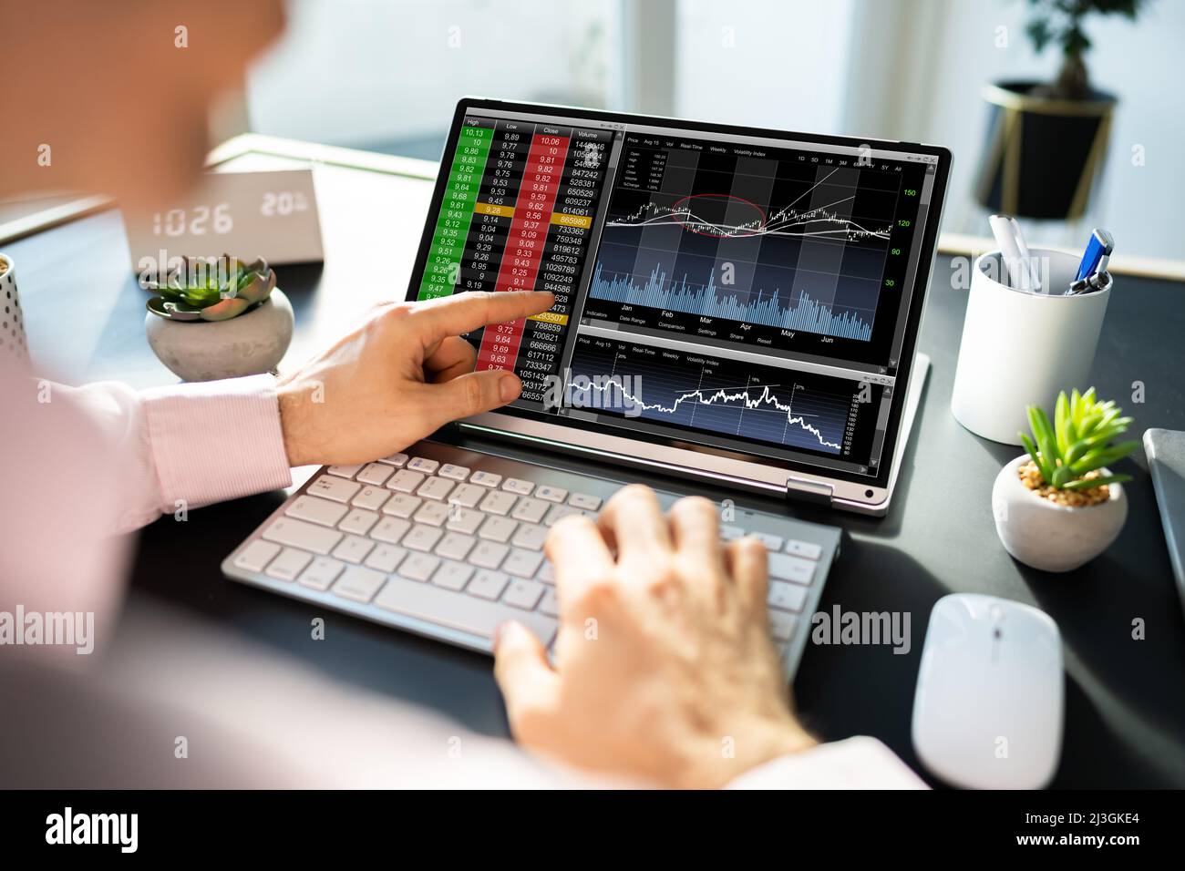 Analyse commerciale en ligne et tableau de bord KPI sur ordinateur portable Banque D'Images