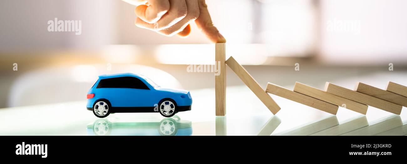 Risque commercial. Chute d'un bloc de bois sur la voiture Banque D'Images