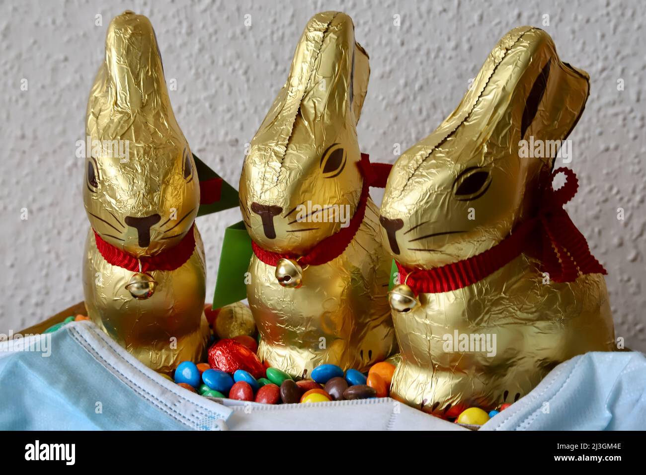 lapin de pâques avec œufs et sans masque Banque D'Images