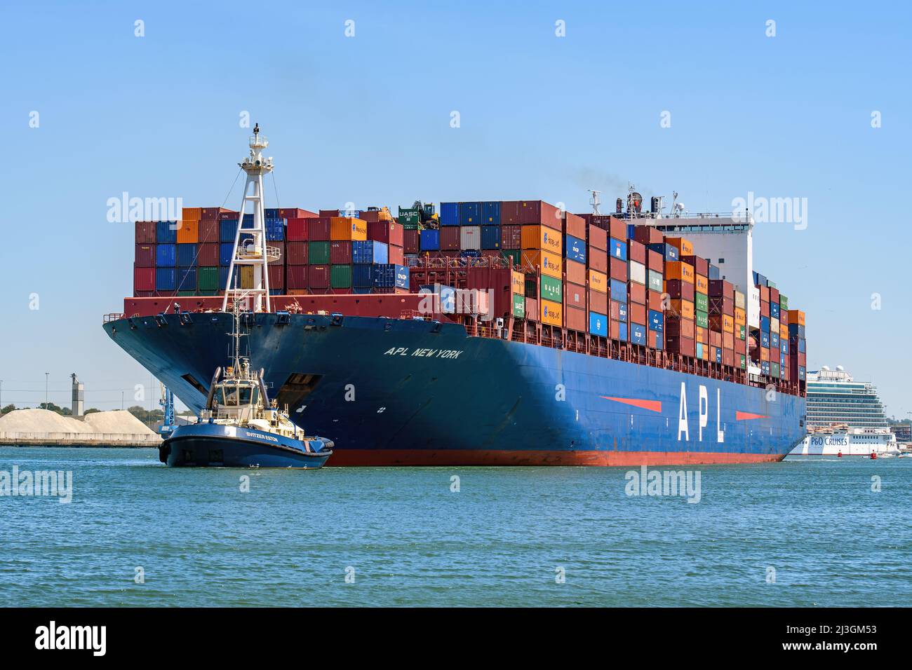 Un remorqueur Svitzer assiste le transporteur de conteneurs APL New York dans le port de Southampton - juin 2021. Banque D'Images