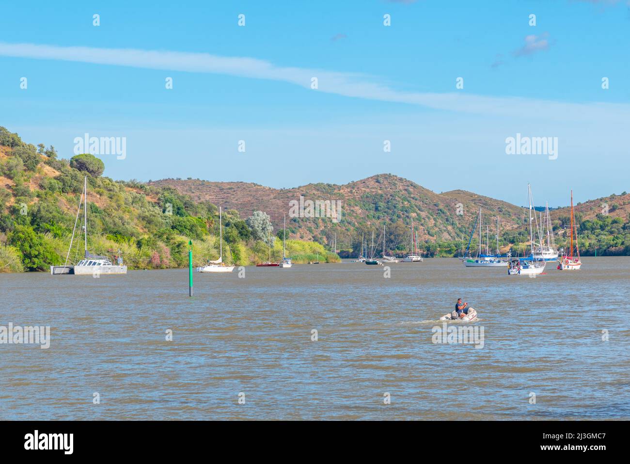 Bateaux à la rivière Guadina vue de la ville portugaise Alcoutim. Banque D'Images