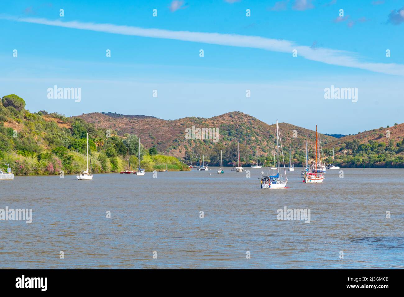 Bateaux à la rivière Guadina vue de la ville portugaise Alcoutim. Banque D'Images