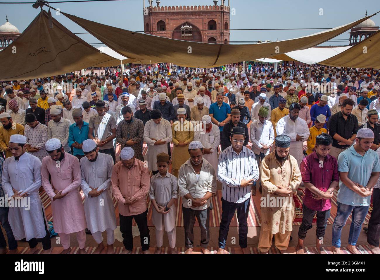 New Delhi, Inde. 8th avril 2022. Les musulmans prient lors de la prière du premier vendredi pendant le mois Saint du Ramadan à Jama Masjid à New Delhi, Inde, le 8 avril 2022. Crédit : Javed Dar/Xinhua/Alay Live News Banque D'Images