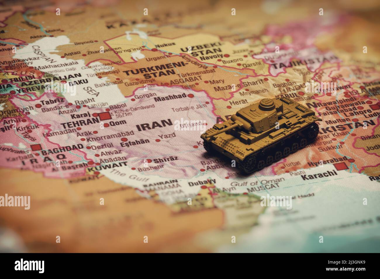 Réservoirs de jouets sur la carte. Conflit du Haut-Karabakh. Banque D'Images