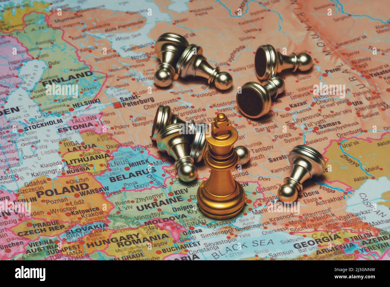 Conflit entre l'Ukraine et la Russie. Roi et pions sur la carte. Banque D'Images
